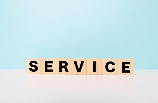 サービスと英語で書かれたブロック文字