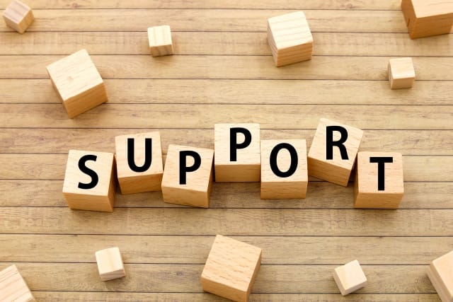 ブロックにSUPPORTと書かれている画像