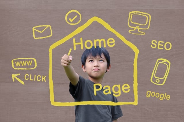 男の子が指で家の絵を描いている写真